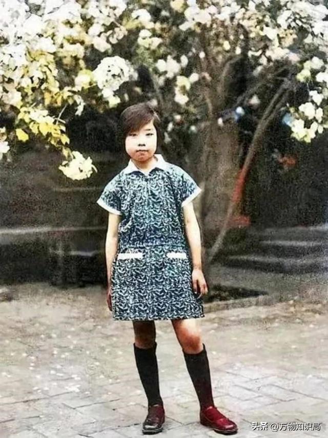 1948年,刘少奇和王光美结婚照,那年她27岁,妥妥一个大美女