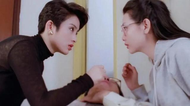 邱淑贞女儿电梯照曝光,身穿半透明背心,又纯又欲