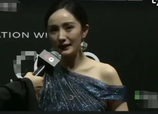 34岁杨幂曝性感港风写真,对镜翘臀身材火辣,美腿纤细胸围傲人