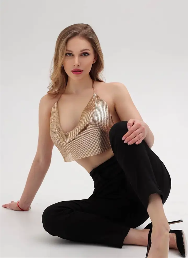 河北小伙娶小12岁乌克兰绝色美女,结婚11年后,妻子出轨波兰农民