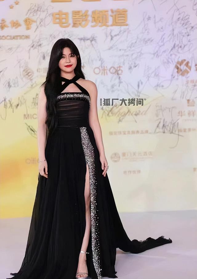 美胸美腿美背,金鸡奖女星疯狂抢镜,影后却是低调的奚美娟