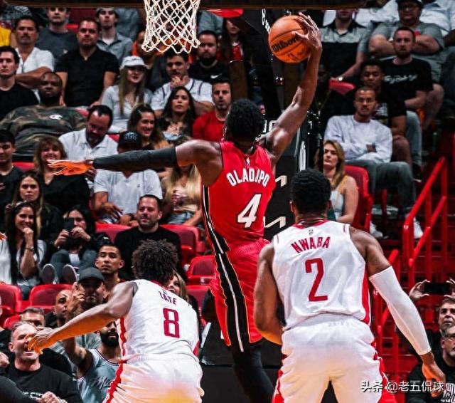 热火逆转火箭！美女球迷再次抢镜，起立欢呼叫好，这身材堪比模特