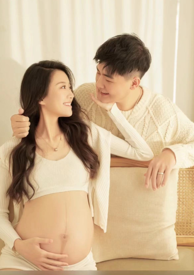 闫学晶儿媳自曝生产倒计时!四肢纤细肚大如箩,晒大肚写真似少女
