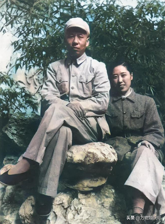 1948年,刘少奇和王光美结婚照,那年她27岁,妥妥一个大美女