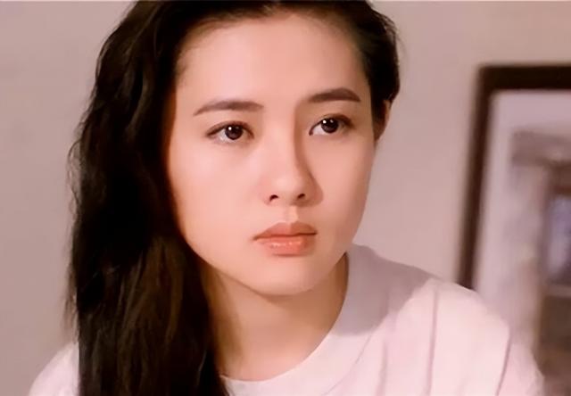 李丽珍拄拐杖现身!意外受伤脚缠纱布仍坚持工作,为新戏增肥15斤