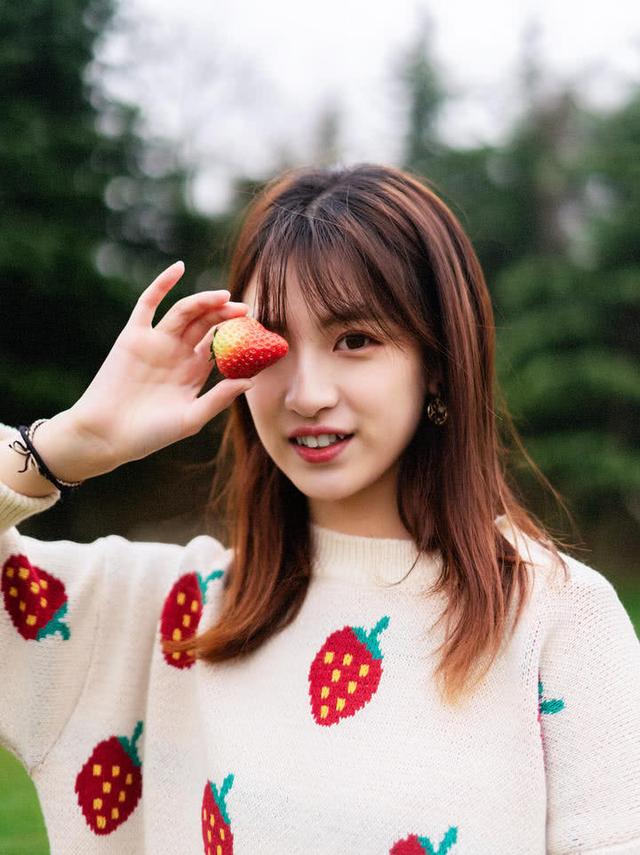 草莓少女写真,娇羞可爱少女感十足