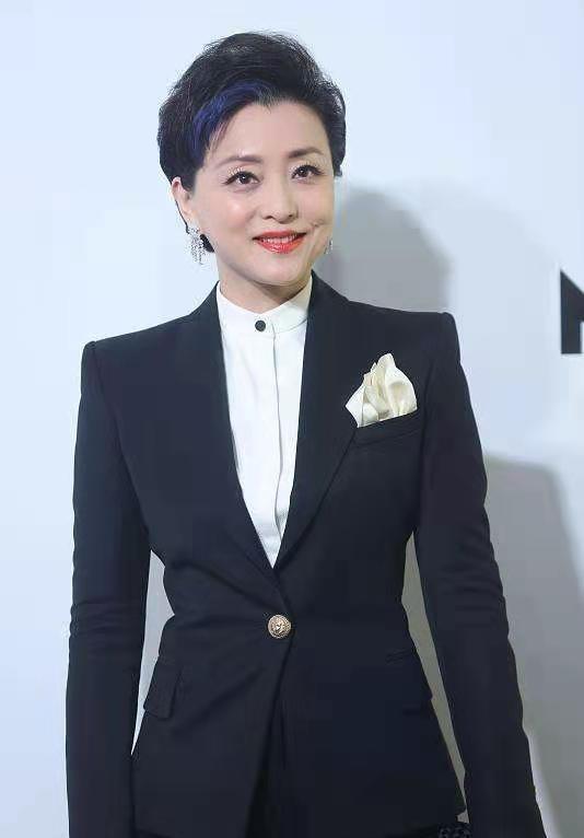 俩前央视主持人红毯比美,周涛梳大背头好攻,杨澜过分正式显拘谨