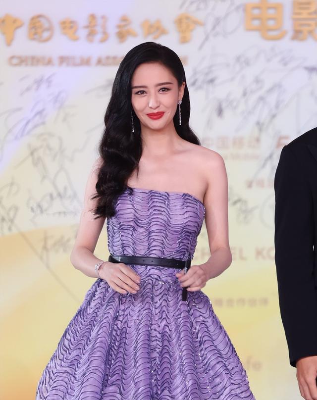 美胸美腿美背,金鸡奖女星疯狂抢镜,影后却是低调的奚美娟