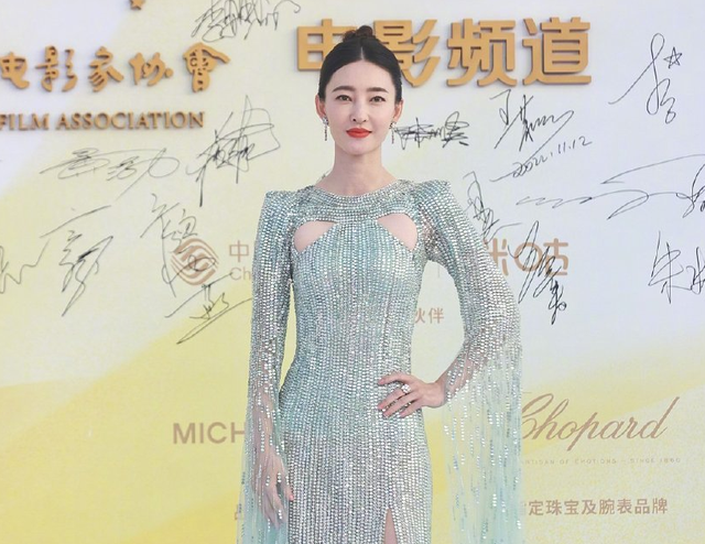 美胸美腿美背,金鸡奖女星疯狂抢镜,影后却是低调的奚美娟