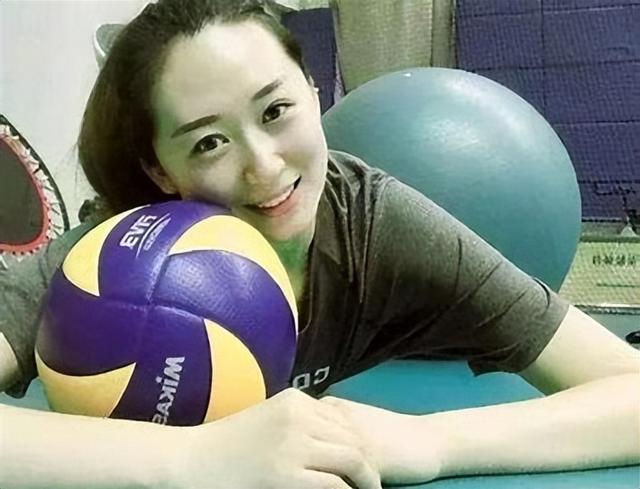 女排美女副攻晒照,身上多处纹身引争议,北京土豪30岁依旧单身