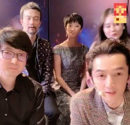 为什么最近美女流行举着脚丫子自拍?