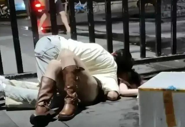 酒吧里醉酒美女不雅行为,男友阻拦无果,路人围观惊叹不已!
