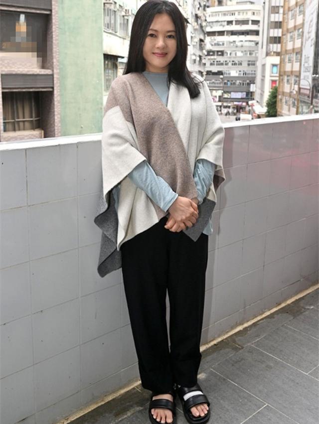 李丽珍拄拐杖现身!意外受伤脚缠纱布仍坚持工作,为新戏增肥15斤