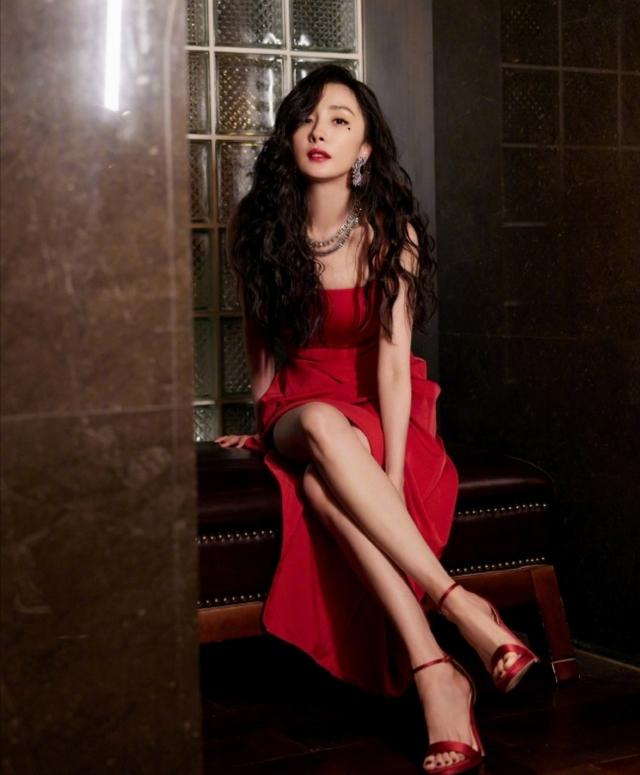 34岁杨幂曝性感港风写真,对镜翘臀身材火辣,美腿纤细胸围傲人