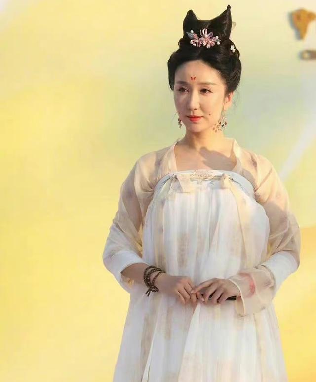 美胸美腿美背,金鸡奖女星疯狂抢镜,影后却是低调的奚美娟