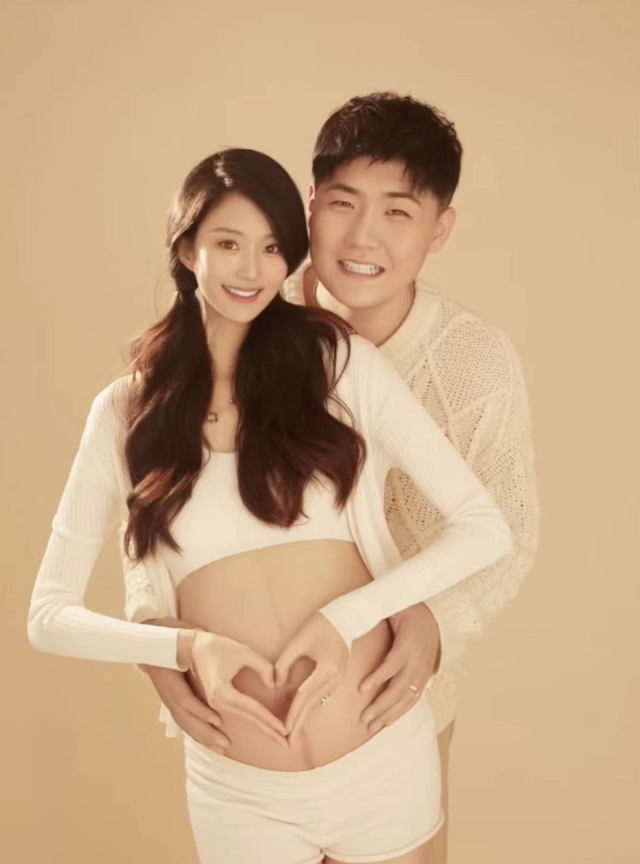 闫学晶儿媳自曝生产倒计时!四肢纤细肚大如箩,晒大肚写真似少女