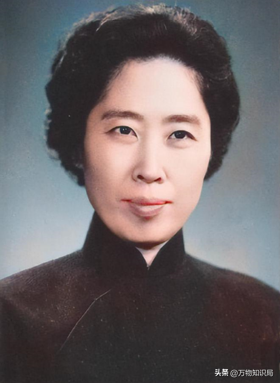1948年,刘少奇和王光美结婚照,那年她27岁,妥妥一个大美女