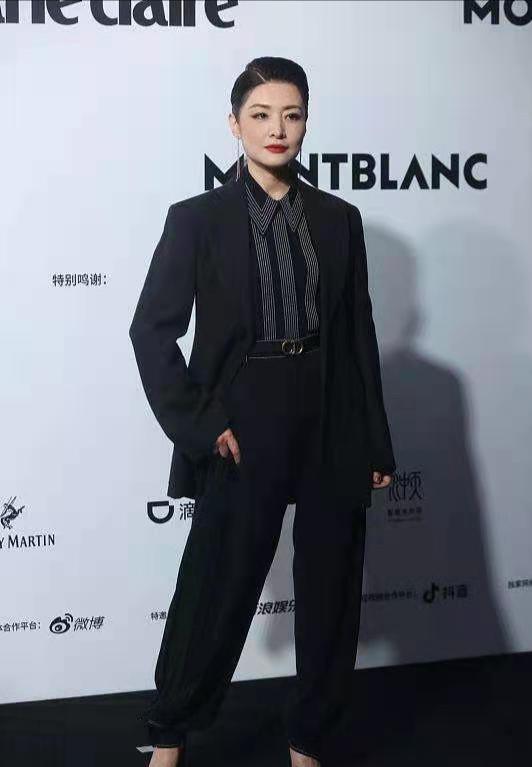 俩前央视主持人红毯比美,周涛梳大背头好攻,杨澜过分正式显拘谨