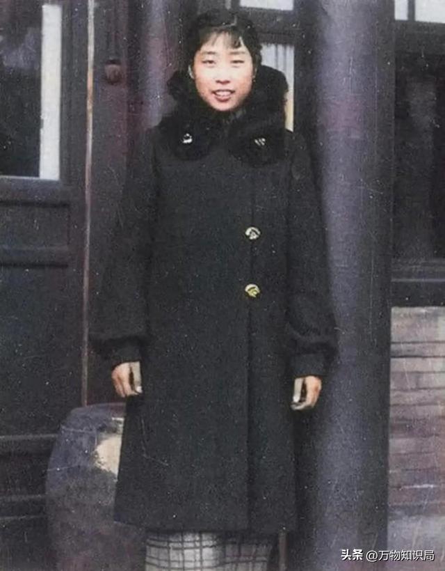 1948年,刘少奇和王光美结婚照,那年她27岁,妥妥一个大美女