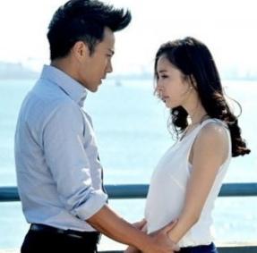 34岁杨幂曝性感港风写真,对镜翘臀身材火辣,美腿纤细胸围傲人