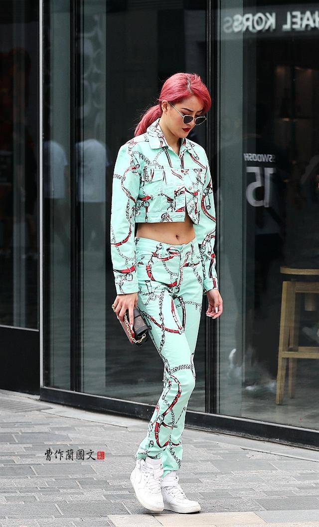 街拍:露出盈盈一握小蛮腰的美女