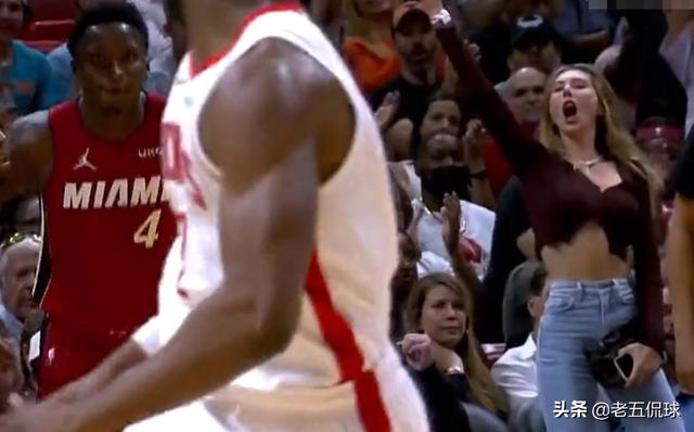 热火逆转火箭！美女球迷再次抢镜，起立欢呼叫好，这身材堪比模特