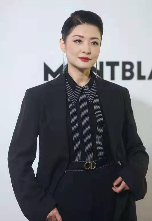 俩前央视主持人红毯比美,周涛梳大背头好攻,杨澜过分正式显拘谨