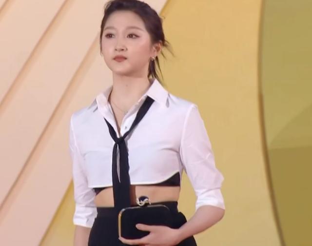 美胸美腿美背,金鸡奖女星疯狂抢镜,影后却是低调的奚美娟