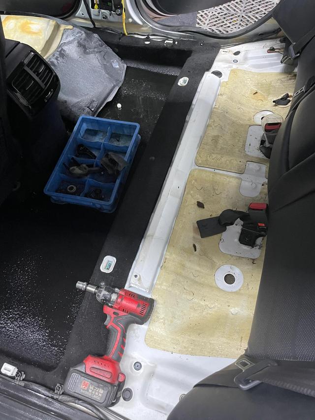 车辆停了几天,打开门发现后排座椅下面都是水,算泡水车吗?