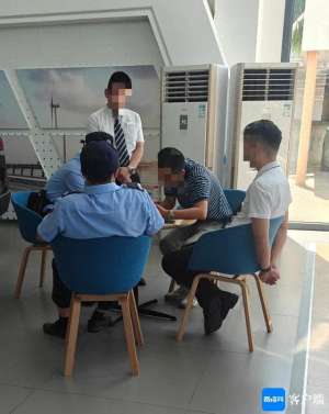 汽车贷款服务费一般是多少(海口一男子到4S店订购汽车，不料报价单暗藏4500元“金融服务费”？)