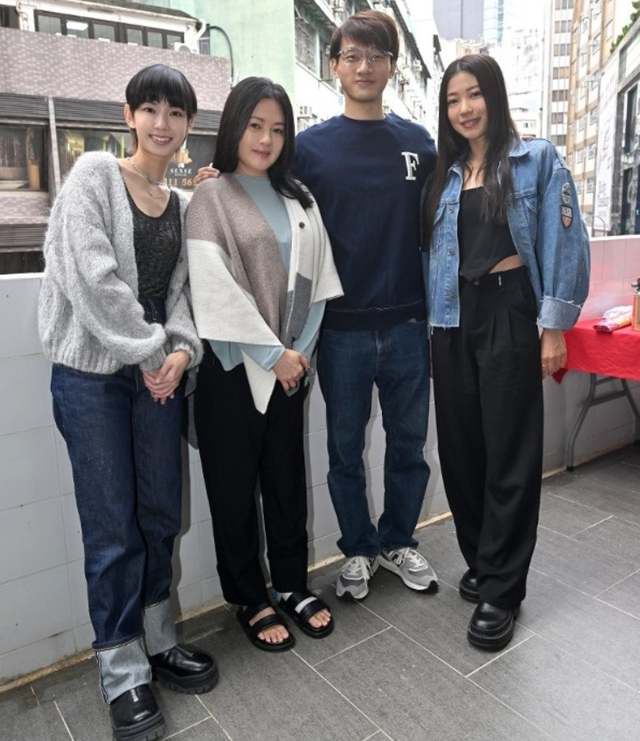 李丽珍拄拐杖现身!意外受伤脚缠纱布仍坚持工作,为新戏增肥15斤