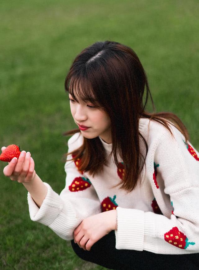 草莓少女写真,娇羞可爱少女感十足