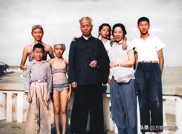 1948年,刘少奇和王光美结婚照,那年她27岁,妥妥一个大美女