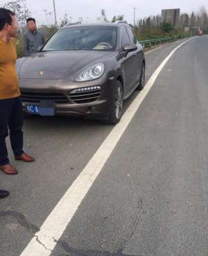 小汽车比赛视频大全(一泡尿的代价百万豪车停高速，3人比赛撒尿，一看罚单傻眼了)