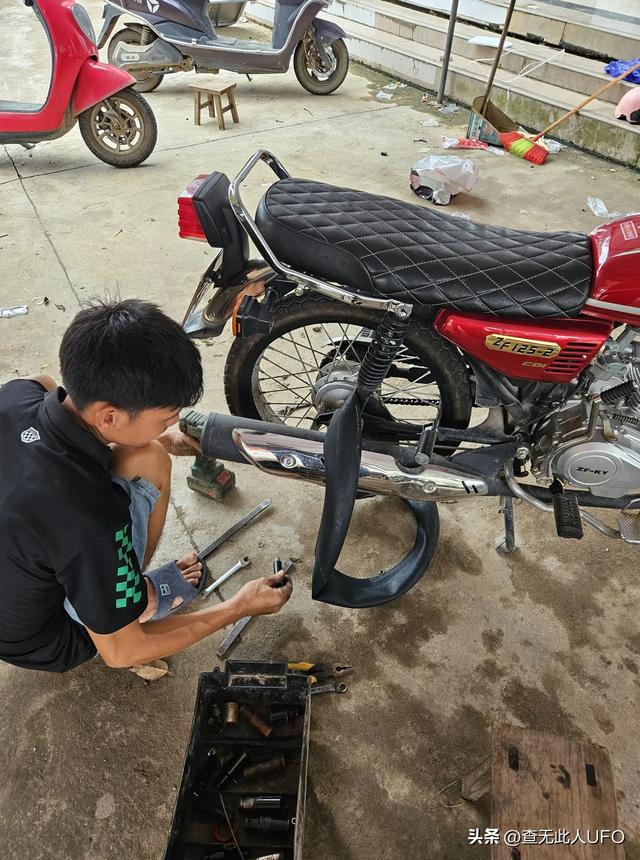 摩托车出行,一些简单的修车补胎工具,最好带上,不然会很麻烦!