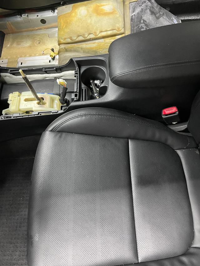 车辆停了几天,打开门发现后排座椅下面都是水,算泡水车吗?