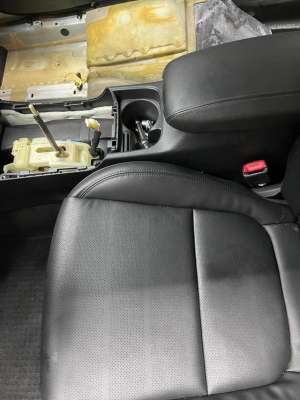 汽车后座海绵(车辆停了几天，打开门发现后排座椅下面都是水，算泡水车吗？)