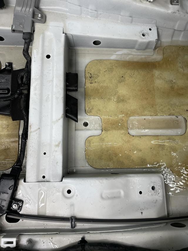 车辆停了几天,打开门发现后排座椅下面都是水,算泡水车吗?