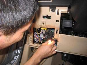 查询汽车贷款(贷款买车会被偷装GPS定位？内行：3个位置一查，便能轻松发现端倪)