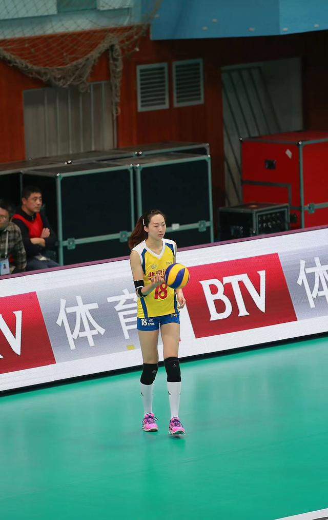 女排美女副攻晒照,身上多处纹身引争议,北京土豪30岁依旧单身