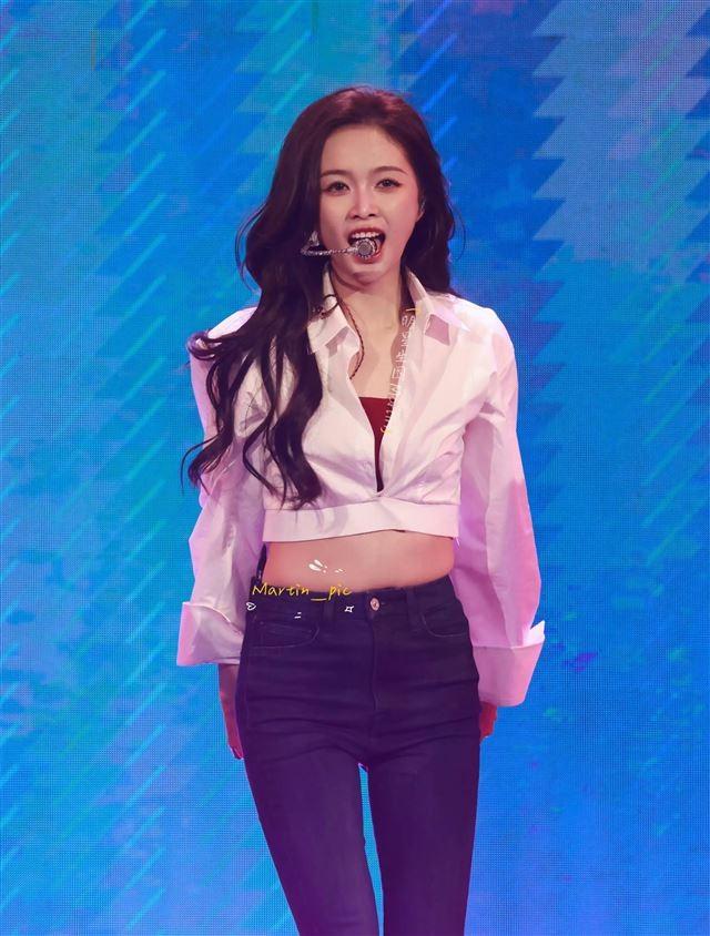 吴宣仪舞台黑色紧身牛仔裤，简直太辣了吧。这个身材超级棒