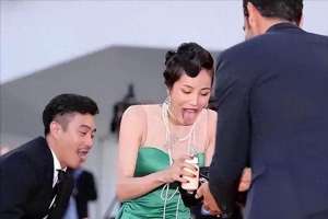 美女内裤透明(肩带崩断、裙底露底裤，15位女星红毯“大泄春光”，太尴尬了)