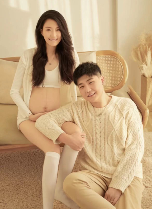 闫学晶儿媳自曝生产倒计时!四肢纤细肚大如箩,晒大肚写真似少女