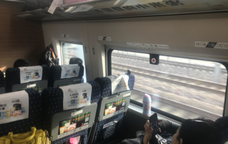 大妈高铁上被美女脱鞋“熏”醒 理论遭怼:你闻不臭