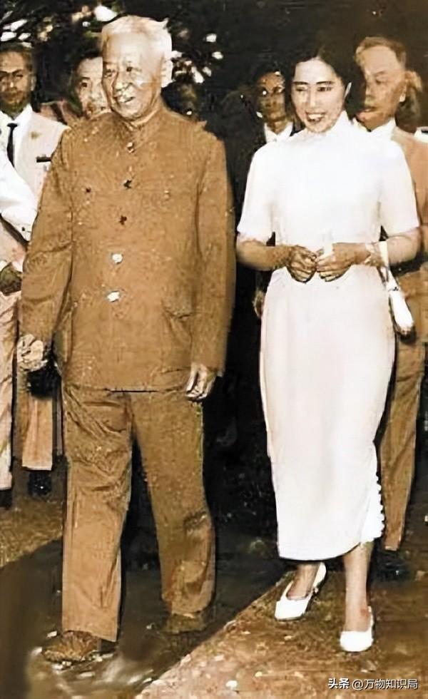 1948年,刘少奇和王光美结婚照,那年她27岁,妥妥一个大美女