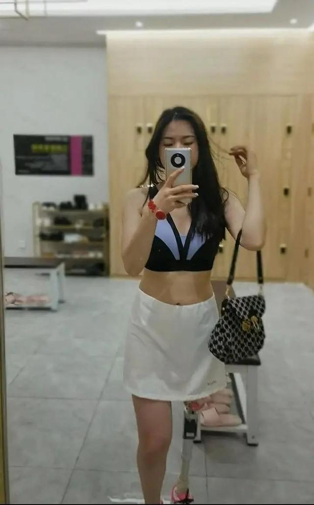 湖南29岁美女晒马甲线引全网爆赞,4岁时失去右腿