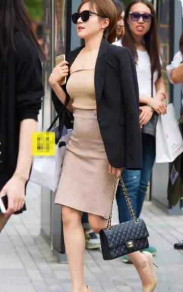 冷艳丰满美女的制服诱惑,性感娇俏肥胸翘臀,楚楚动人!