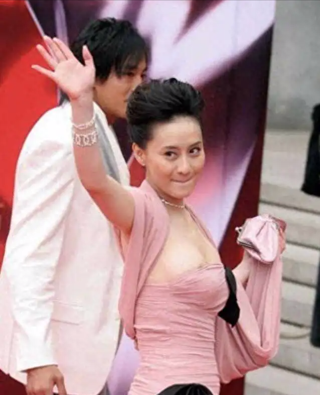 肩带崩断、裙底露底裤,15位女星红毯“大泄春光”,太尴尬了