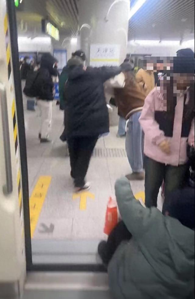女子与两名大妈发生肢体冲突,天津地铁:未影响运行,警方介入