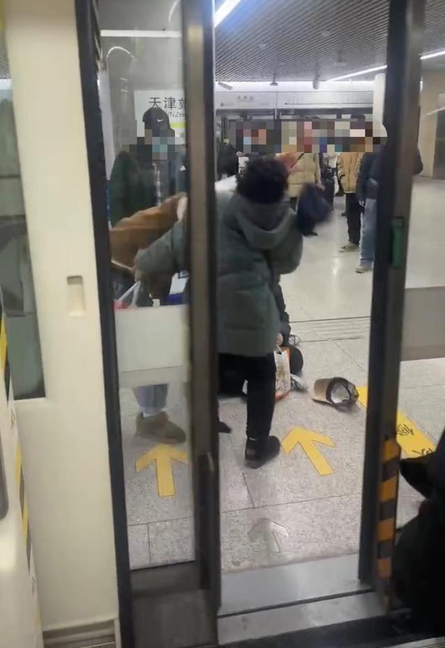 女子与两名大妈发生肢体冲突,天津地铁:未影响运行,警方介入